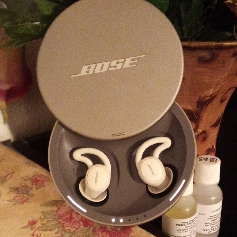 Bose Silver and White Earbuds - Picture 3 of 6